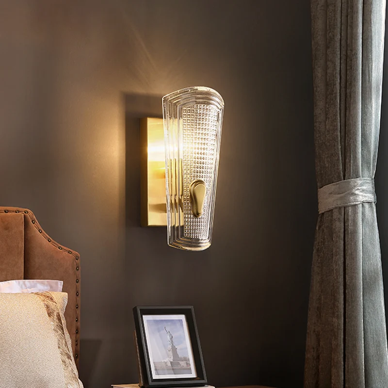 Rechthoekige achterplaat metalen wandlamp moderne gouden 1/2-kops blaker lichtarmatuur met heldere prismatische glazen kap...