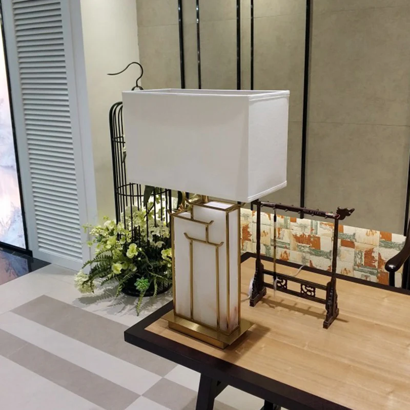 Rechthoekige stoffen taaklamp eigentijds 1-lamps witte tafellamp met gouden frame en marmeren paneeldeco Clearhalo