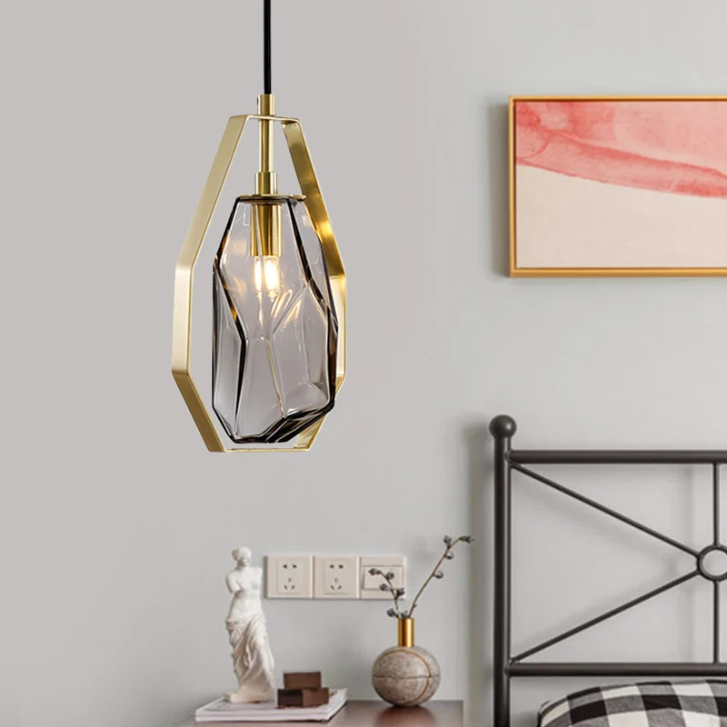 Retro hanglamp met 1 kop, rookgrijs/cognacglas, edelsteen hanglamp met koperen frame boven tafel Clearhalo