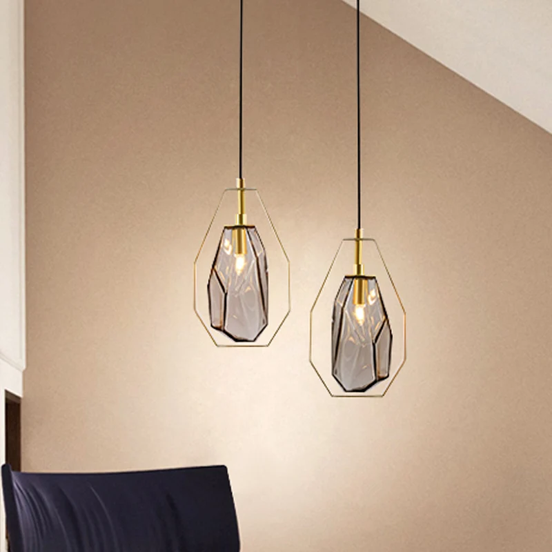 Retro hanglamp met 1 kop, rookgrijs/cognacglas, edelsteen hanglamp met koperen frame boven tafel Clearhalo
