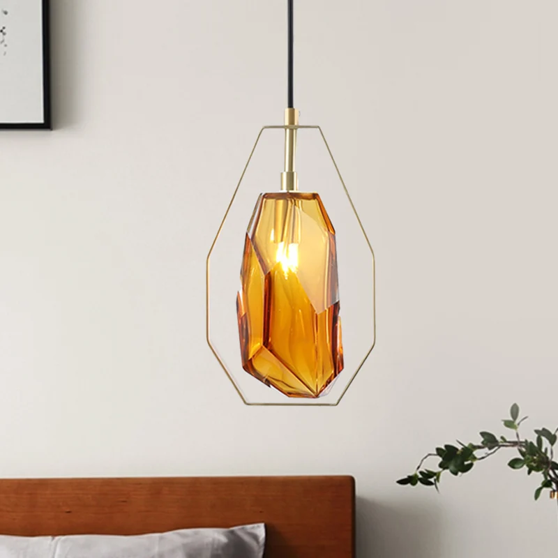Retro hanglamp met 1 kop, rookgrijs/cognacglas, edelsteen hanglamp met koperen frame boven tafel Clearhalo