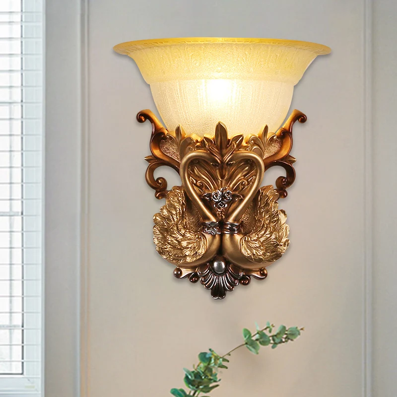 Retrostijl 2 zwanen wandlamp 1 lamp hars wandlamp met klokvormige geribbelde glazen kap goud Clearhalo