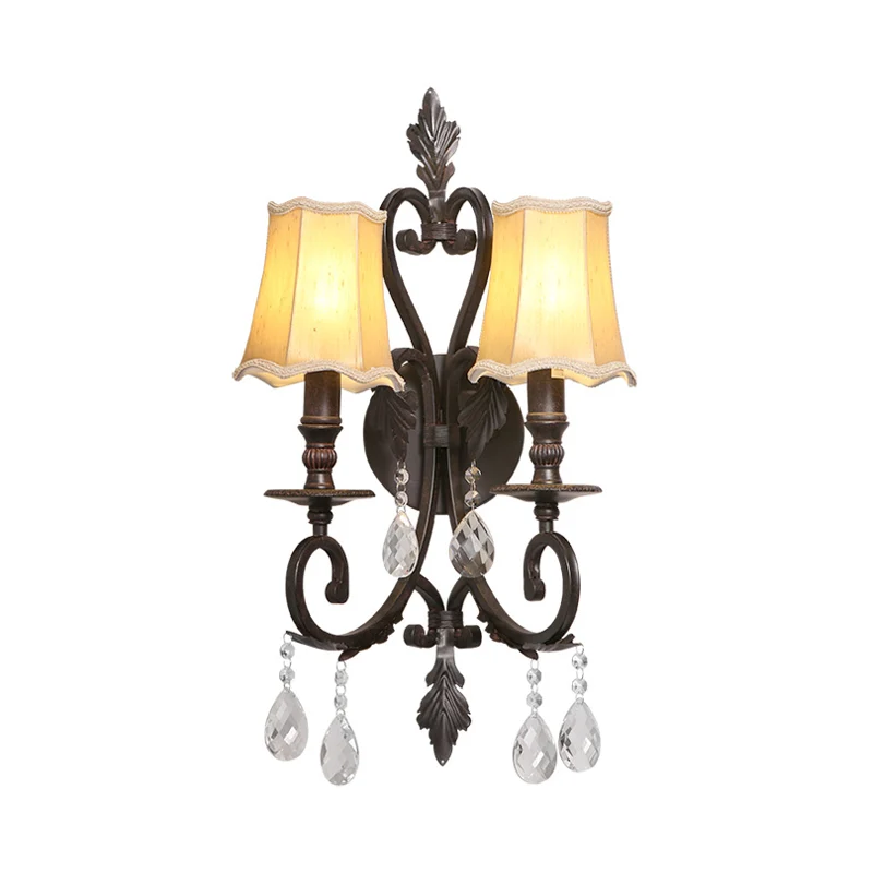 Roest geschulpte schans Traditionele metalen 2-lichts binnenverlichting voor wandmontage met stoffen kap en kristallen acc...