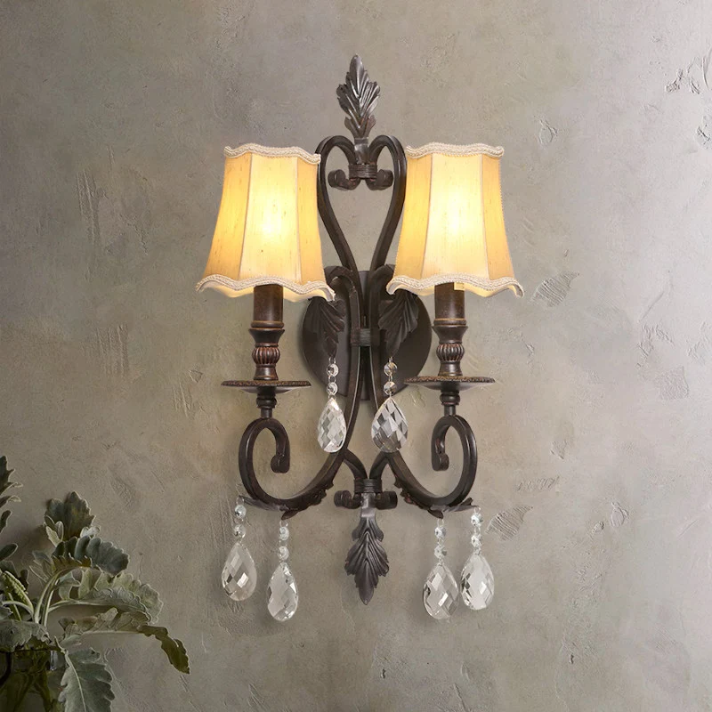 Roest geschulpte schans Traditionele metalen 2-lichts binnenverlichting voor wandmontage met stoffen kap en kristallen acc...
