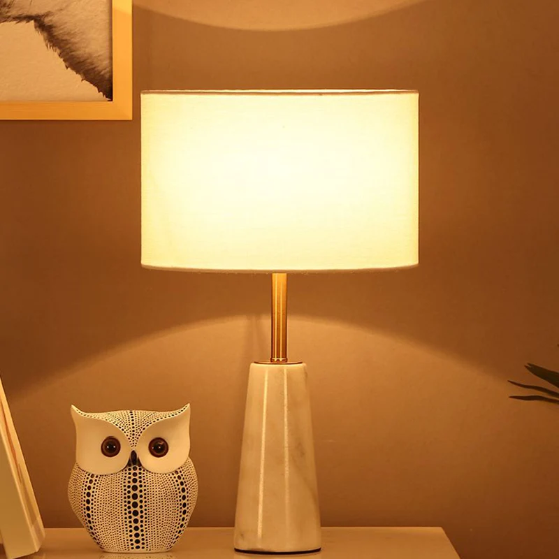 Rond nachtkastje, lichte stof, één lamp, nachtkastje Scandinavische stijl, verlichting met conische marmeren voet wit Clea...