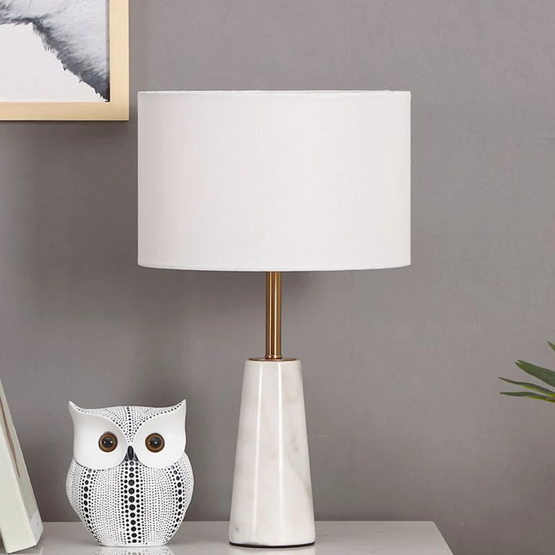 Rond nachtkastje, lichte stof, één lamp, nachtkastje Scandinavische stijl, verlichting met conische marmeren voet wit Clea...