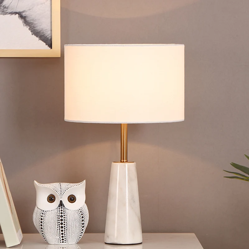 Rond nachtkastje, lichte stof, één lamp, nachtkastje Scandinavische stijl, verlichting met conische marmeren voet wit Clea...