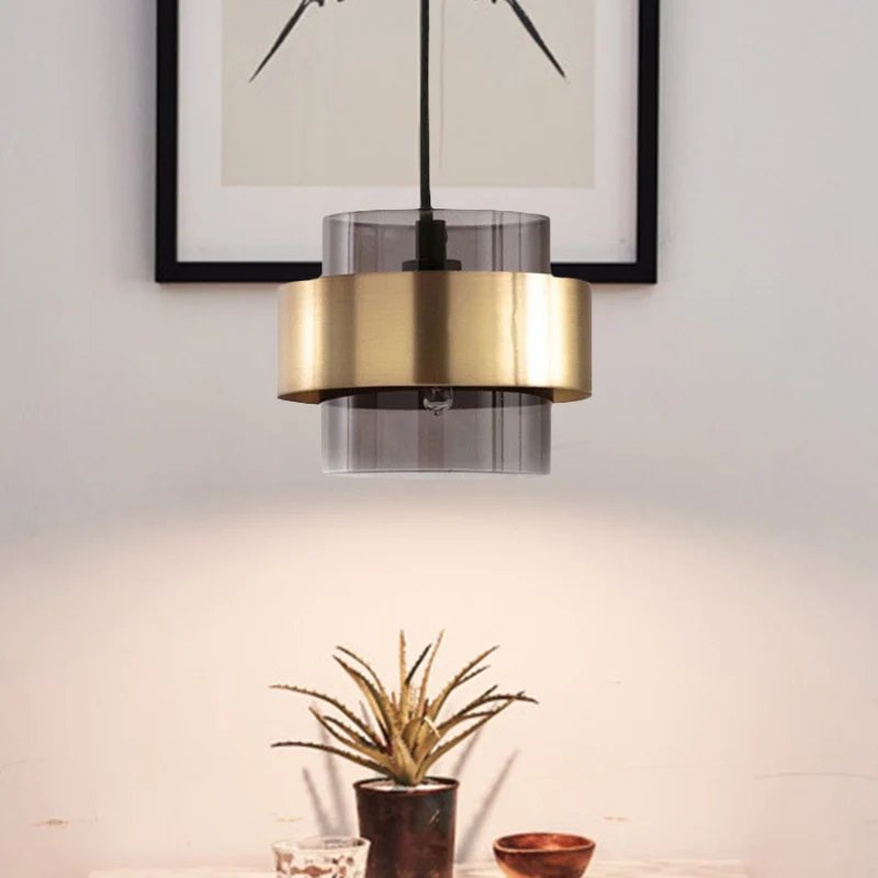 Rookgrijze glazen zuilhanglamp, hangende plafondlamp uit het midden van de eeuw, met één lamp en gouden ringbeschermer bov...