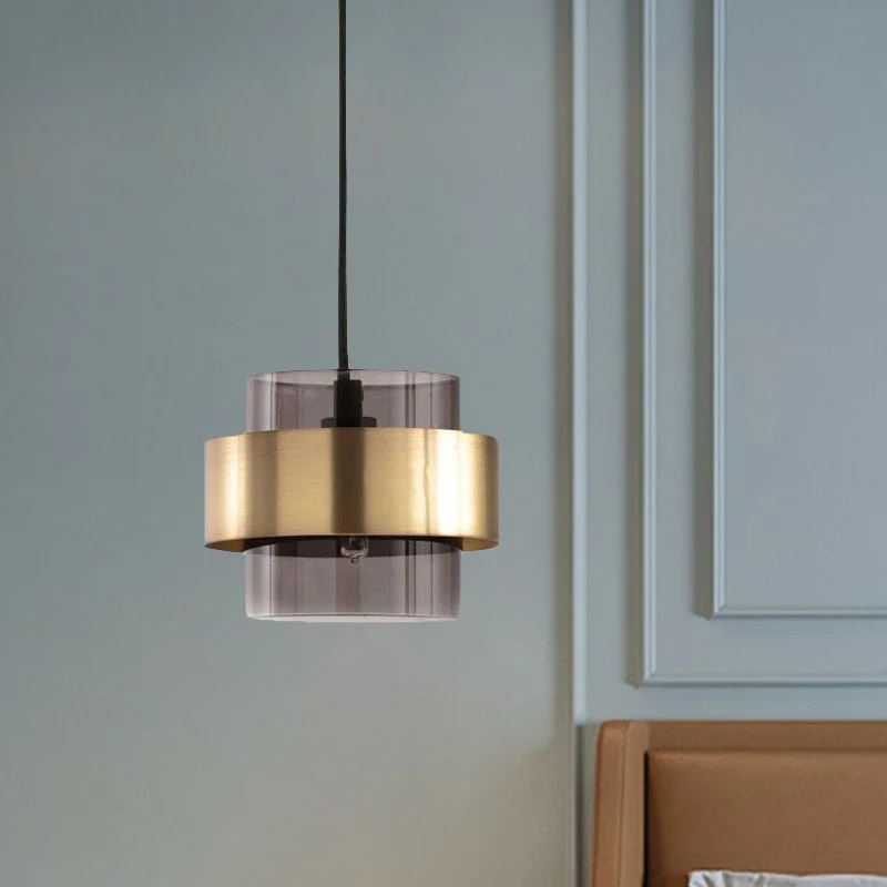 Rookgrijze glazen zuilhanglamp, hangende plafondlamp uit het midden van de eeuw, met één lamp en gouden ringbeschermer bov...