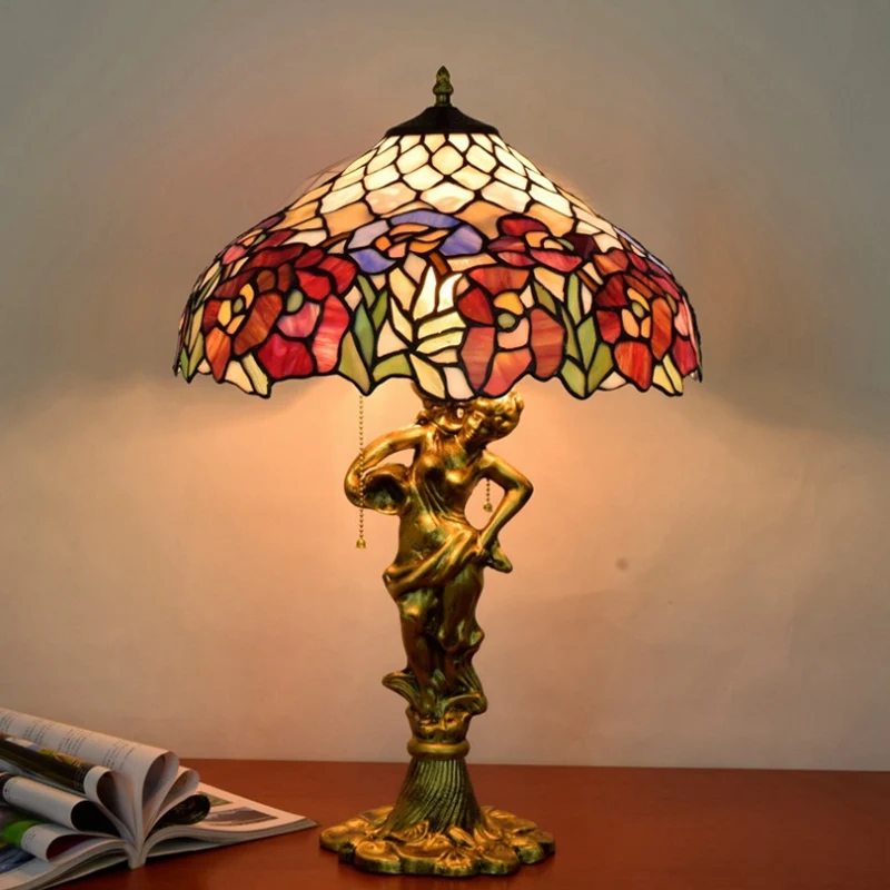 Roseborder puntige schaduw tafellamp 3 koppen Victoriaans nachtlampje van gebrandschilderd glas met bronzen sculptuur en t...