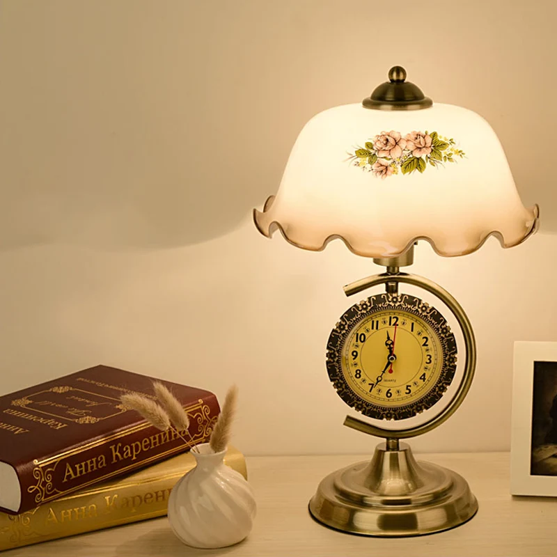 Ruffle Bowl Shade Opal Glass Table Lamp Pastorale Single Zitkamer Nachtlampje met C Arm en Klok Messing Clearhalo