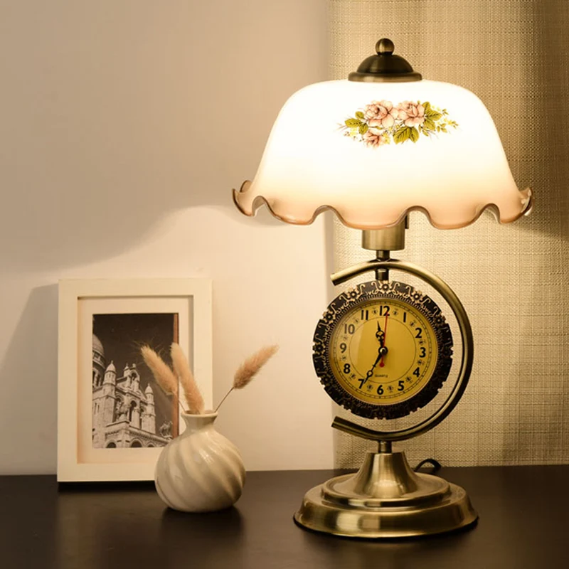 Ruffle Bowl Shade Opal Glass Table Lamp Pastorale Single Zitkamer Nachtlampje met C Arm en Klok Messing Clearhalo