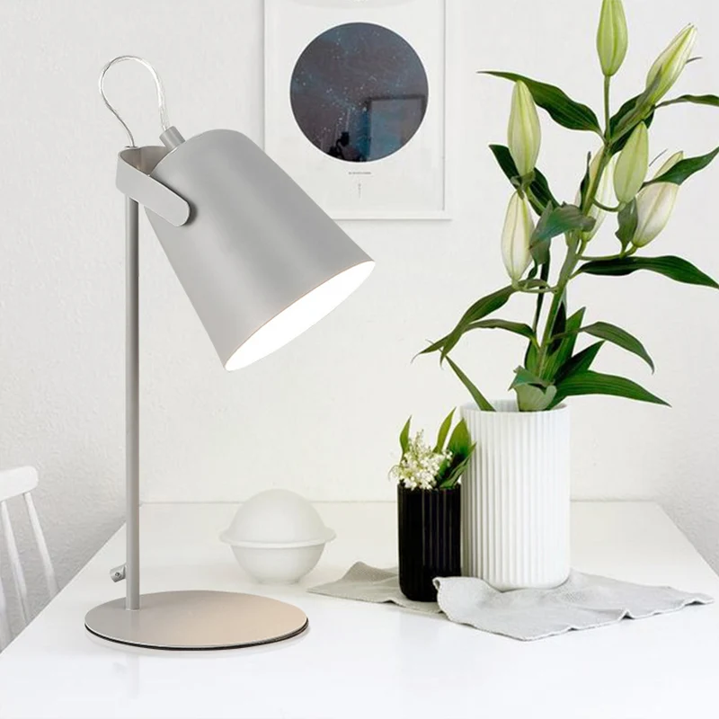 Scandinavische stijl emmer bureaulamp draaibaar 1 licht metalen plug- bureaulamp voor slaapzaal Clearhalo