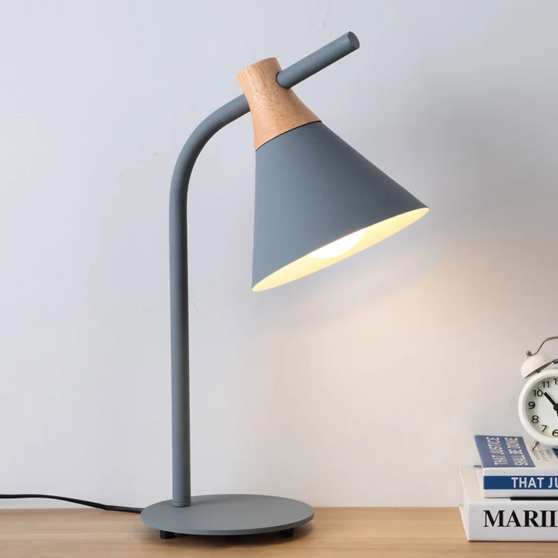 Scandinavische stijl kegelvormige bureaulamp met stekkersnoer Metalen 1-kops bureaulamp voor slaapzaal Clearhalo