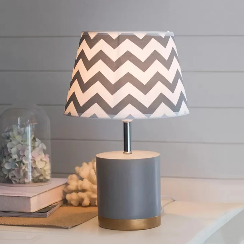 Scandinavische stijl zigzag bureaulamp stof 1 lichtgrijze studielamp met cilindervoet voor kinderslaapkamer Clearhalo