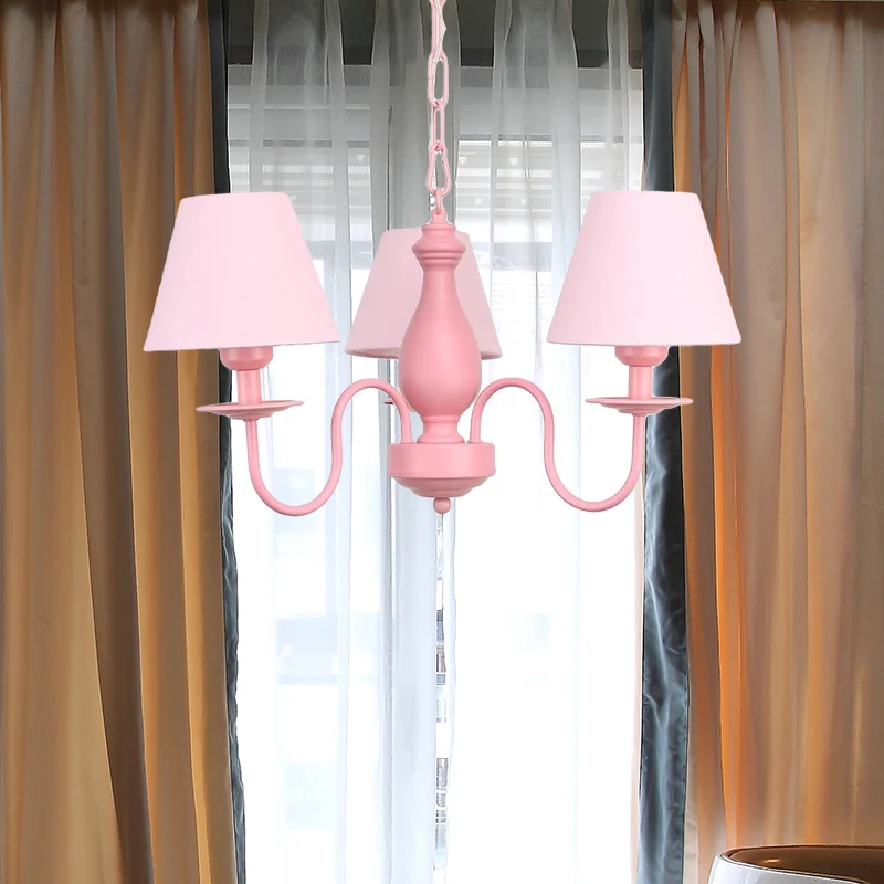 Scandinavische stijlvolle taps toelopende kroonluchter, drie lampen, metalen hanglamp voor kinderslaapkamer Clearhalo
