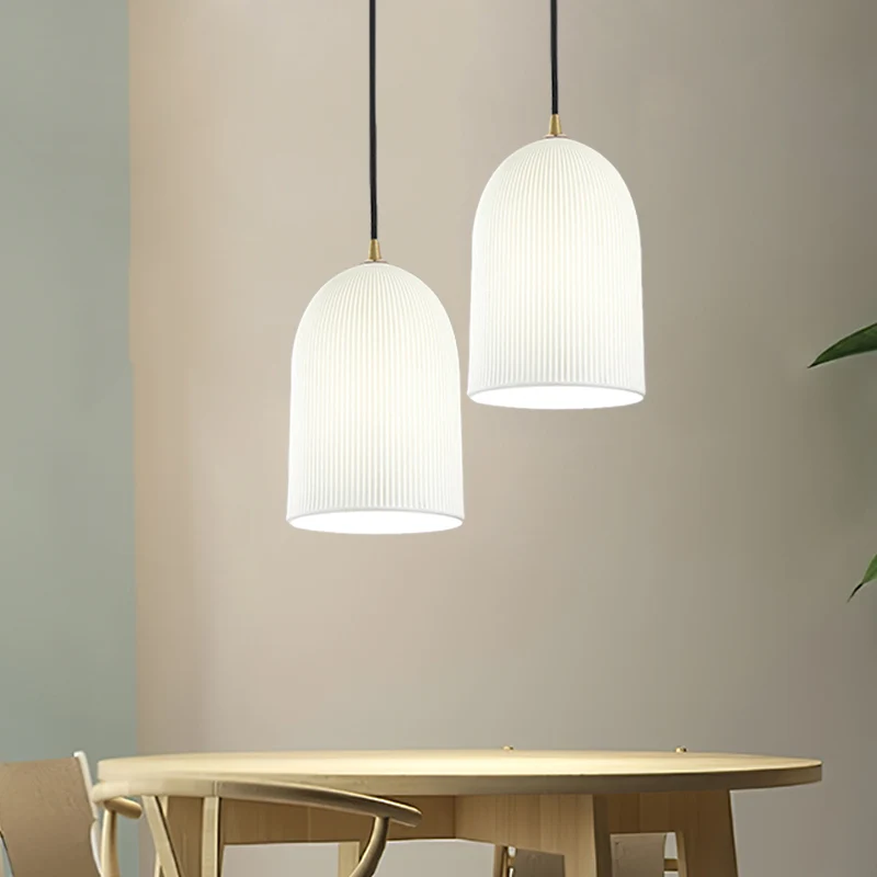 Slaapkamer slingerlamp met 1 lamp, minimalistische zwarte hangende hanger met bel, witte glazen lampenkap Clearhalo