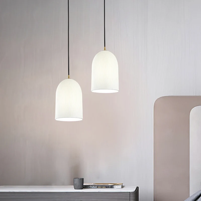 Slaapkamer slingerlamp met 1 lamp, minimalistische zwarte hangende hanger met bel, witte glazen lampenkap Clearhalo