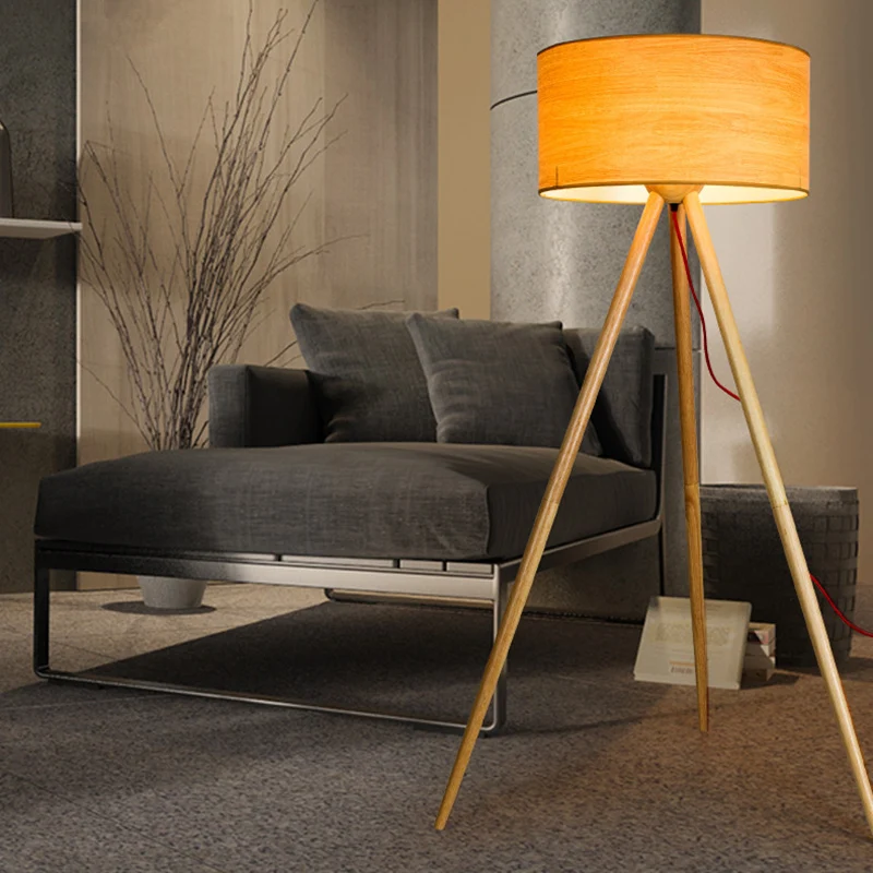 Staande slaapkamerlamp met drie poten, eenvoudige houten LED-vloerlamp met cilinderkap, beige Clearhalo