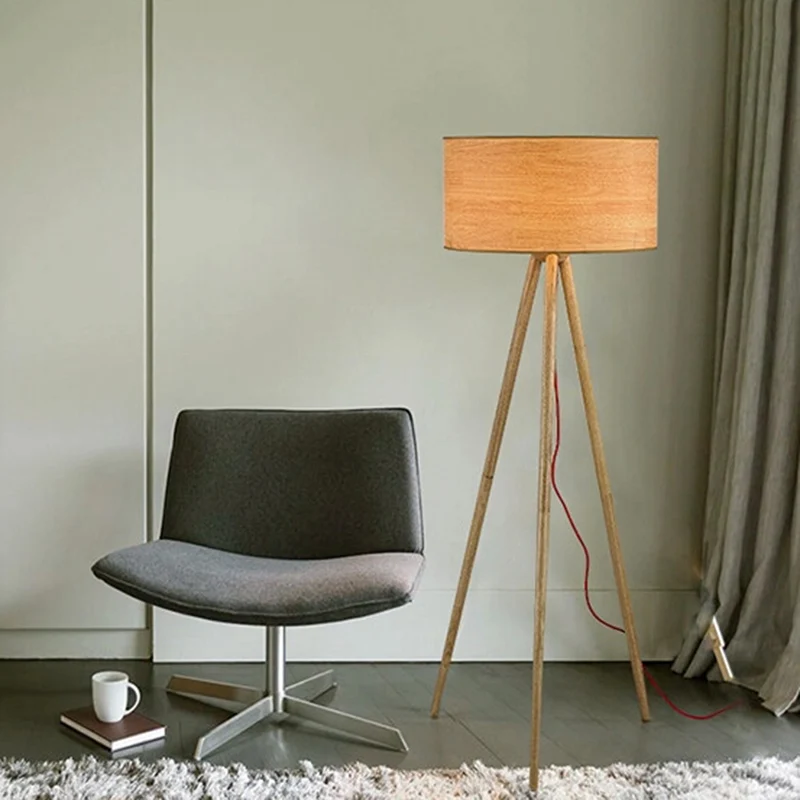 Staande slaapkamerlamp met drie poten, eenvoudige houten LED-vloerlamp met cilinderkap, beige Clearhalo