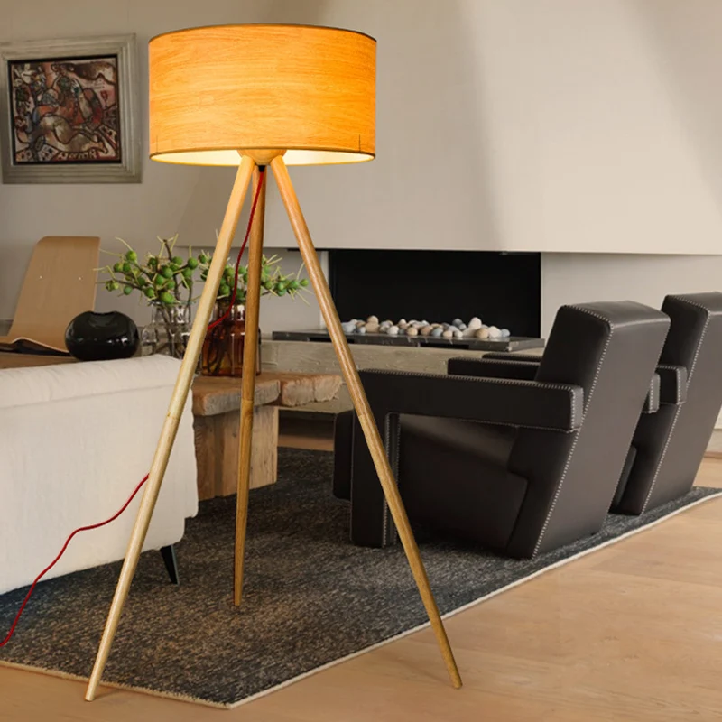 Staande slaapkamerlamp met drie poten, eenvoudige houten LED-vloerlamp met cilinderkap, beige Clearhalo