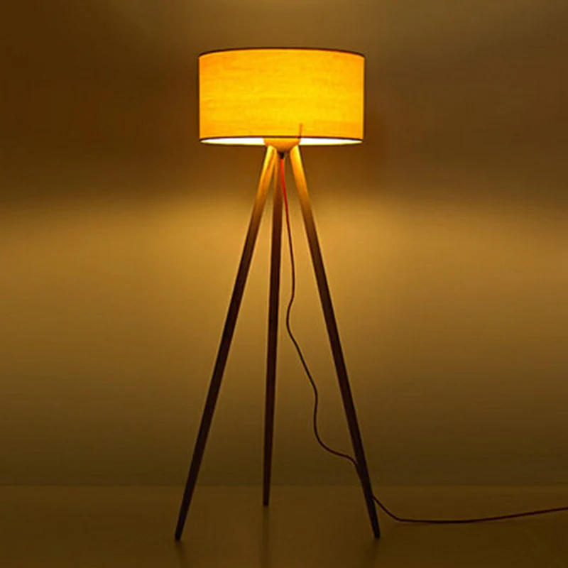 Staande slaapkamerlamp met drie poten, eenvoudige houten LED-vloerlamp met cilinderkap, beige Clearhalo
