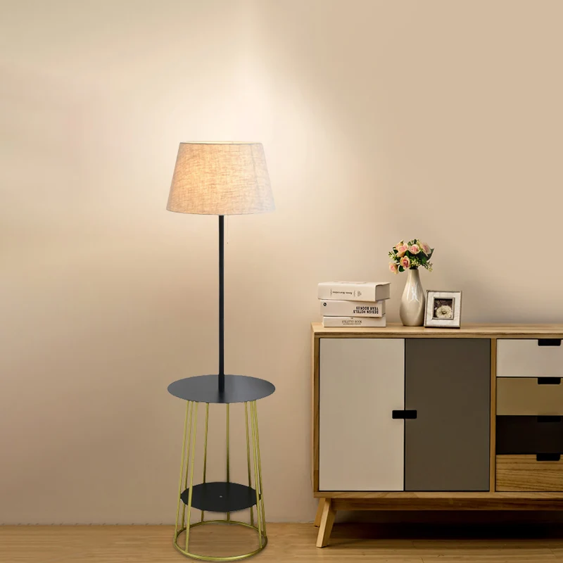 Staande tafellamp met stoffen ton, modernistische enkele vloerlamp met zwarte en gouden afwerking en trekketting Clearhalo