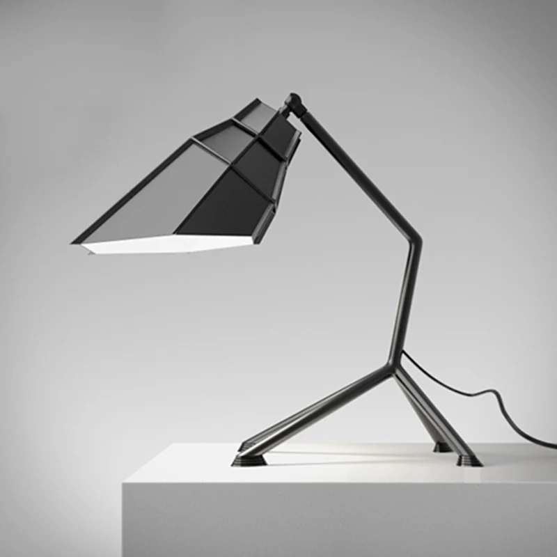 Statieftafellamp met geometrische kap, eigentijdse stijl, metallic, 1 kops zwart/rood verstelbare tafellamp Clearhalo