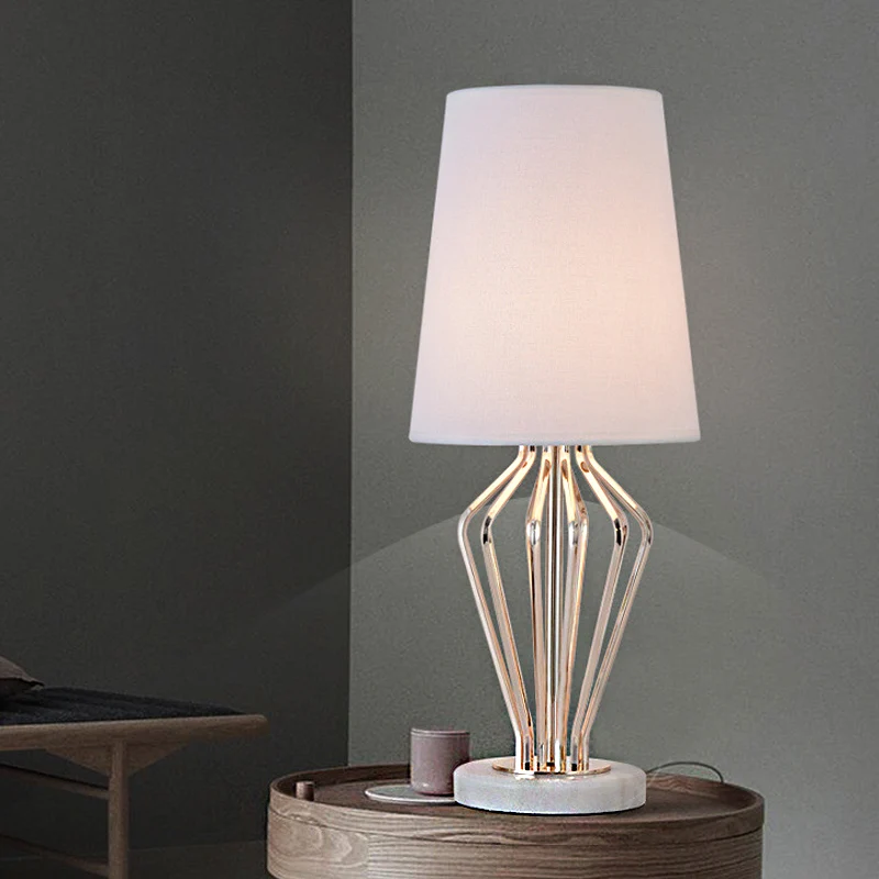 Stof zwart/wit tafellamp tonvorm 1 licht traditionele leeslamp voor slaapkamer, 8,5"/12" breed Clearhalo