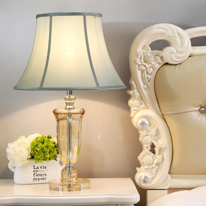 Stoffen beige tafellamp Bell Enkel licht Eenvoudige nachtkastjelamp met kristallen voet Clearhalo