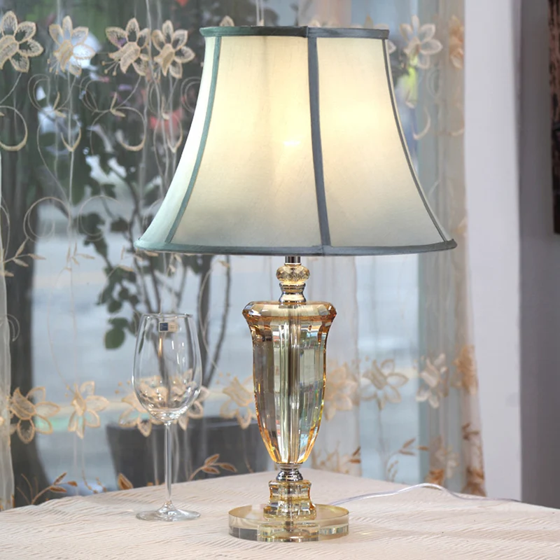 Stoffen beige tafellamp Bell Enkel licht Eenvoudige nachtkastjelamp met kristallen voet Clearhalo