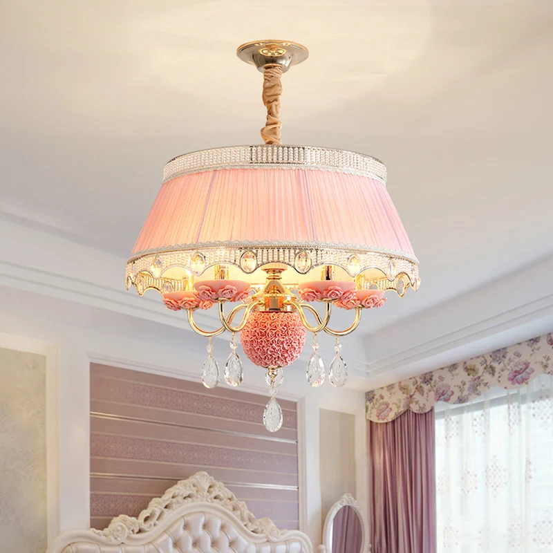 Stoffen geschulpte kroonluchter verlichting modern 5-kops roze/blauw/paars hangende plafondlamp met kristallen druppel Cle...