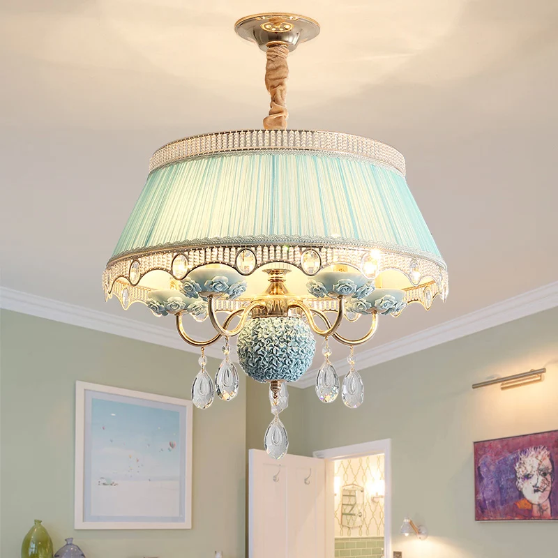 Stoffen geschulpte kroonluchter verlichting modern 5-kops roze/blauw/paars hangende plafondlamp met kristallen druppel Cle...