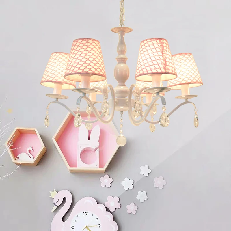 Stoffen roze hangende kroonluchter, taps toelopend, 6 lampen, traditionele neerwaartse verlichtingshanger met kristallen a...