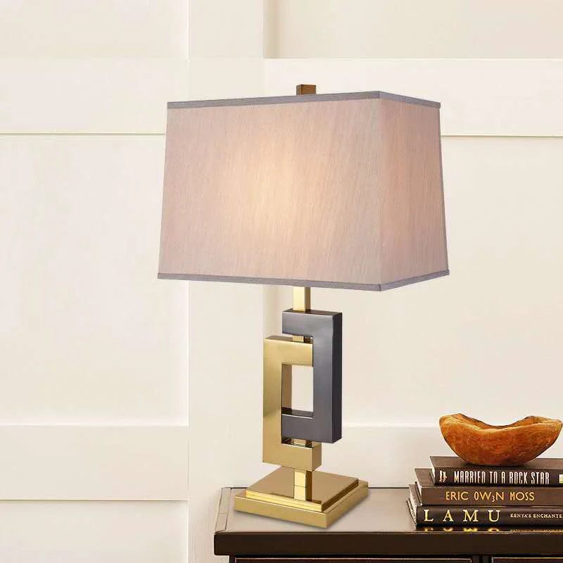 Stoffen trapezium Taakverlichting Modernisme 1 lamp Kleine bureaulamp zwart en goud Clearhalo