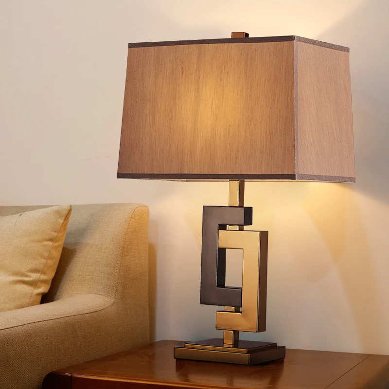 Stoffen trapezium Taakverlichting Modernisme 1 lamp Kleine bureaulamp zwart en goud Clearhalo