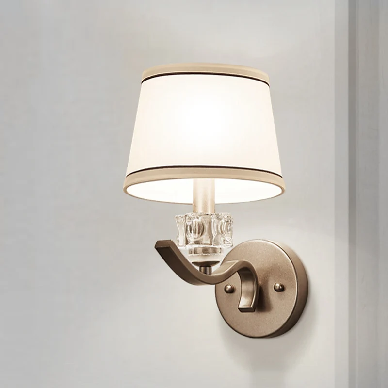 Stoffen witte wandlamp Frustum-vormige minimalistische wandlampset met 1 lamp en kristallen ornament Clearhalo