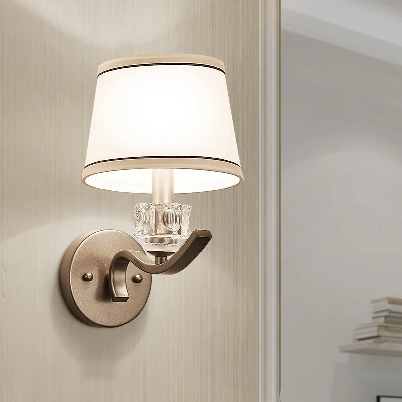 Stoffen witte wandlamp Frustum-vormige minimalistische wandlampset met 1 lamp en kristallen ornament Clearhalo