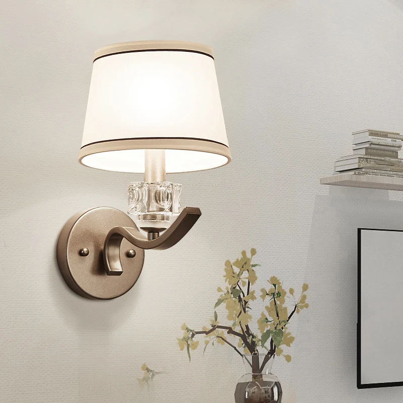 Stoffen witte wandlamp Frustum-vormige minimalistische wandlampset met 1 lamp en kristallen ornament Clearhalo