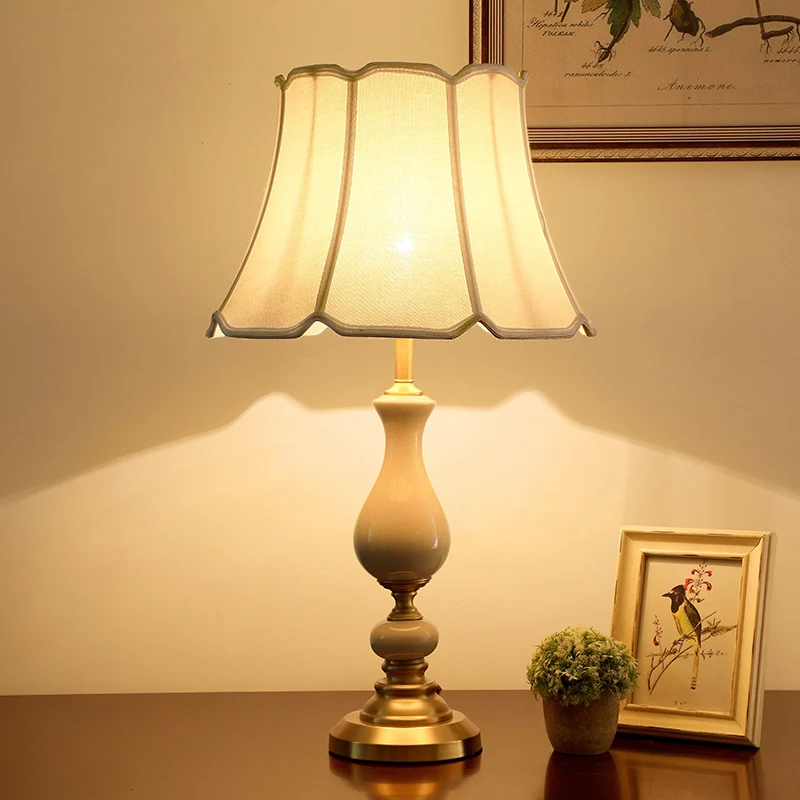 Tafellamp met geschulpte bel van stof, Simplicity, nachtkastje met 1 lamp en keramisch decor wit Clearhalo