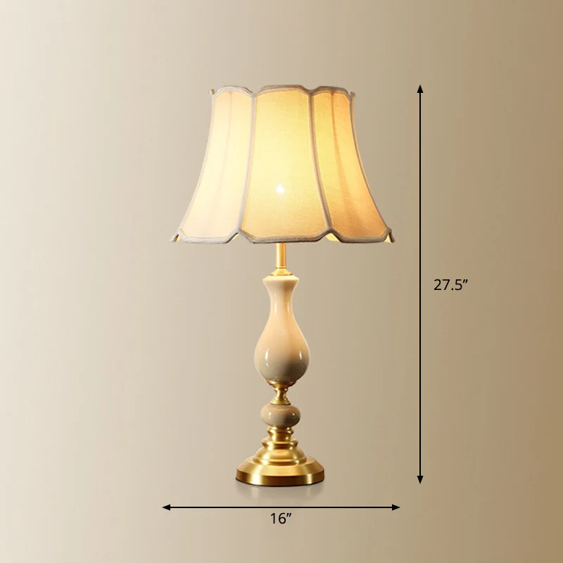 Tafellamp met geschulpte bel van stof, Simplicity, nachtkastje met 1 lamp en keramisch decor wit Clearhalo