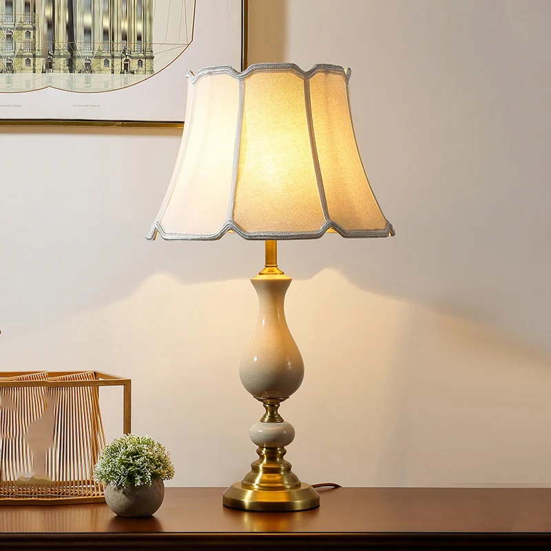 Tafellamp met geschulpte bel van stof, Simplicity, nachtkastje met 1 lamp en keramisch decor wit Clearhalo