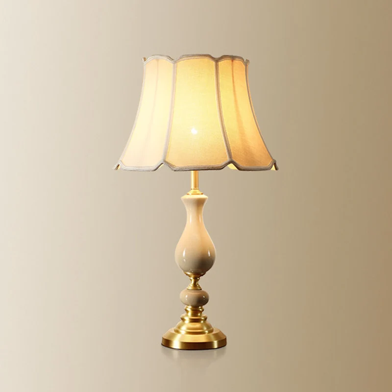 Tafellamp met geschulpte bel van stof, Simplicity, nachtkastje met 1 lamp en keramisch decor wit Clearhalo