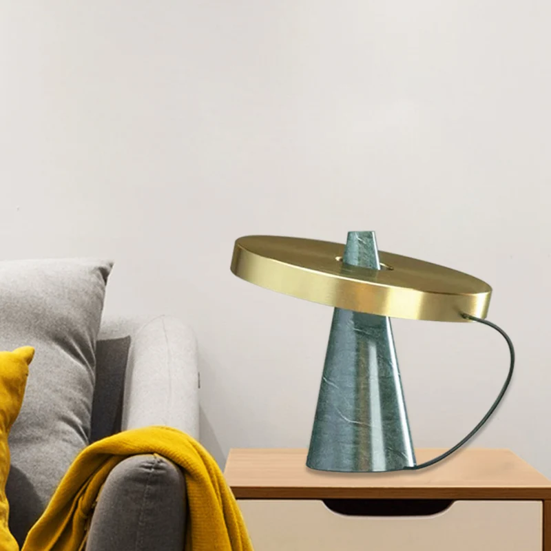Tafellamp met metallic rond paneel, moderne bureaulamp met 1 kop, goudkleurige afwerking en voet van kegel-aqua-marmer Cle...