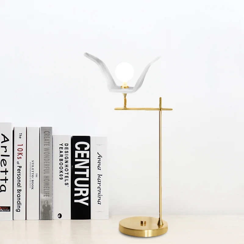 Tafellamp met schuine arm de slaapkamer, metallic LED-modernistische bureaulamp goud met lampenkap van opaalglas Clearhalo