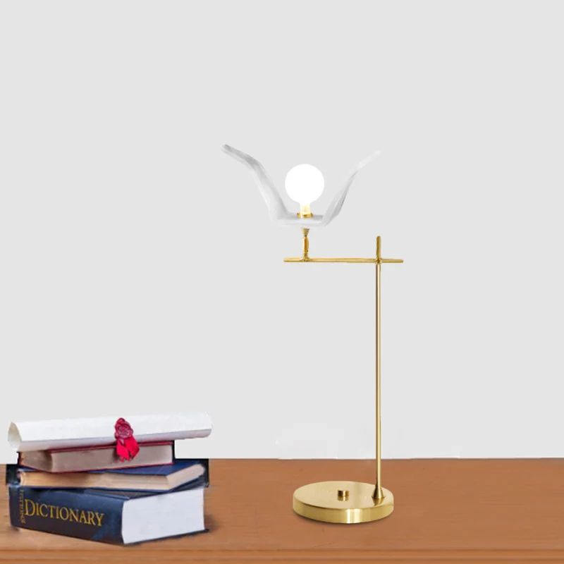 Tafellamp met schuine arm de slaapkamer, metallic LED-modernistische bureaulamp goud met lampenkap van opaalglas Clearhalo