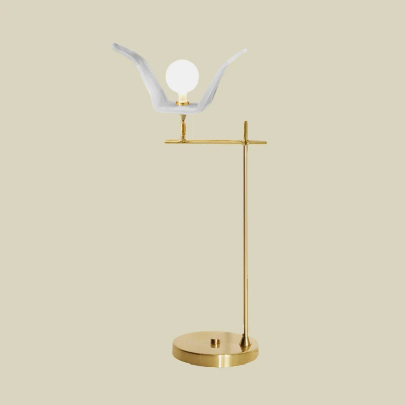 Tafellamp met schuine arm de slaapkamer, metallic LED-modernistische bureaulamp goud met lampenkap van opaalglas Clearhalo