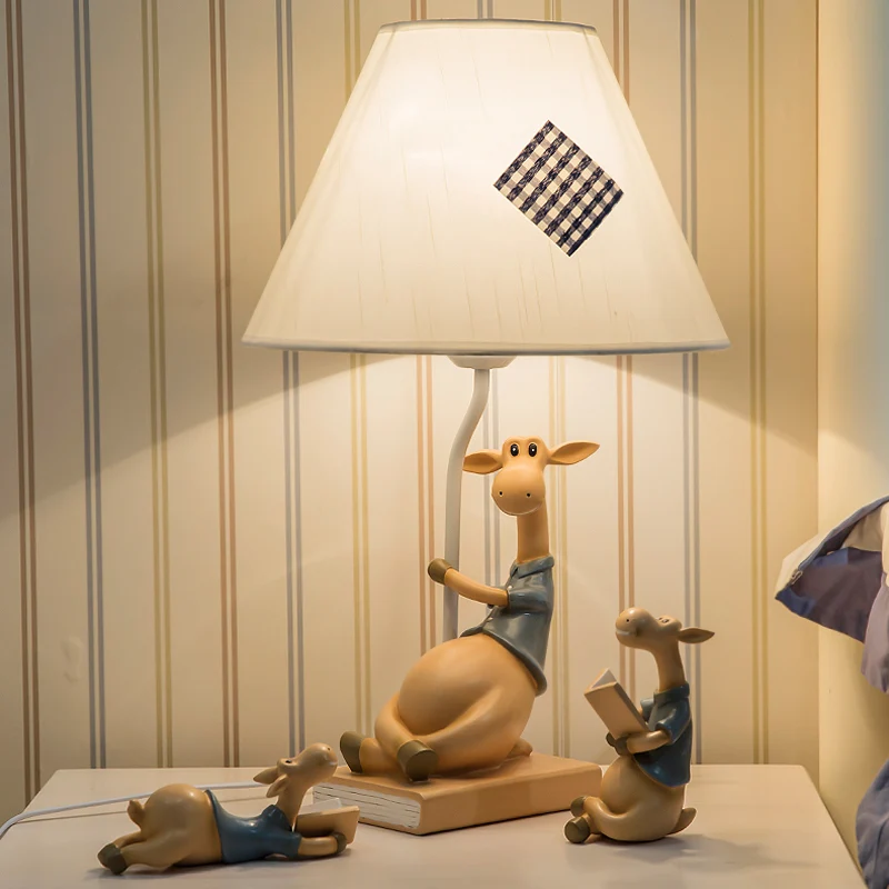 Tafellamp met stoffen kegelvormige kap, landelijke stijl, 1 licht, witte tafelverlichting met voet van harsherten, links/r...