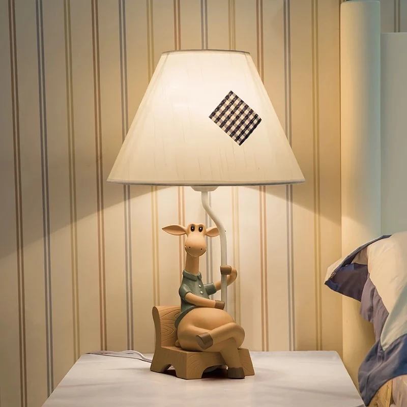 Tafellamp met stoffen kegelvormige kap, landelijke stijl, 1 licht, witte tafelverlichting met voet van harsherten, links/r...