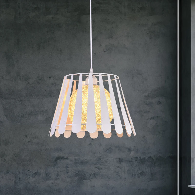 Taps toelopende keukenhanglamp industrieel metaal 1-lichts wit/zwarte hanglamp met rotan kap Clearhalo